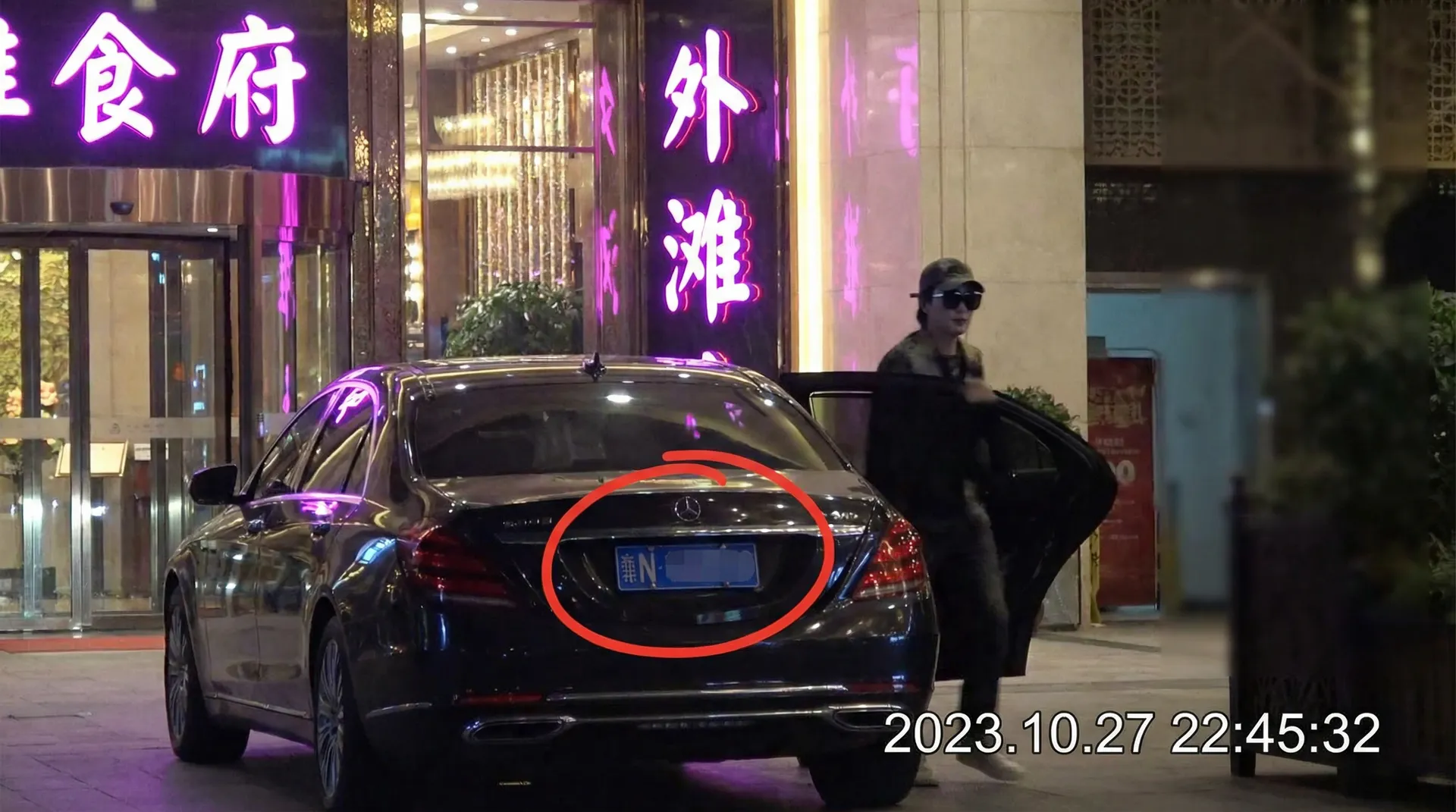 [吃瓜社]吃瓜社永久地址::精品吃瓜社在线播放 - 豪车餐厅外偷拍
